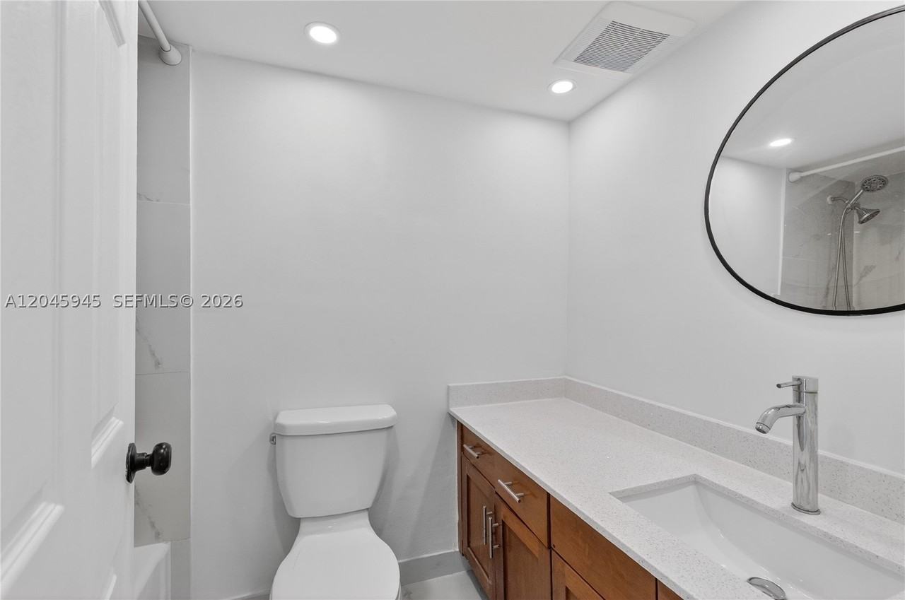 1520 Ne 56th St #8 - Photo 5 of 16