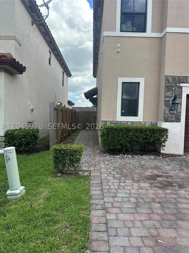 3797 Ne 2nd St - Photo 7 of 18
