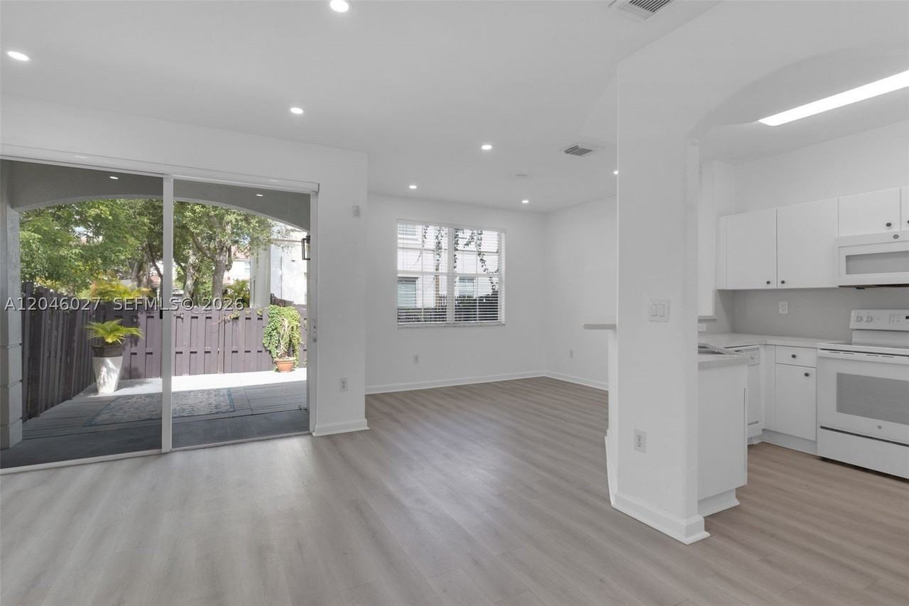 8165 Nw 108th Ave - Photo 3 of 36