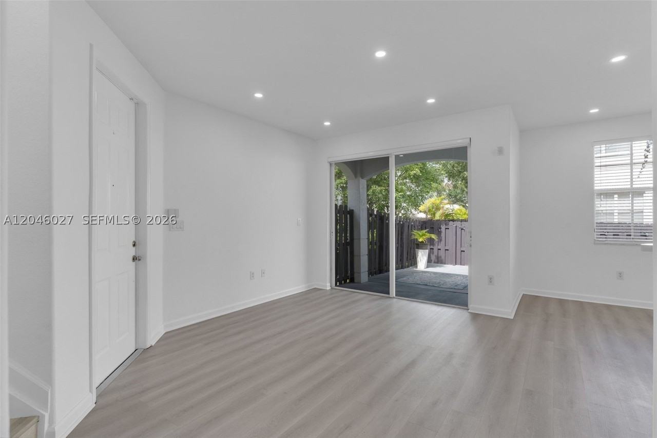 8165 Nw 108th Ave - Photo 4 of 36