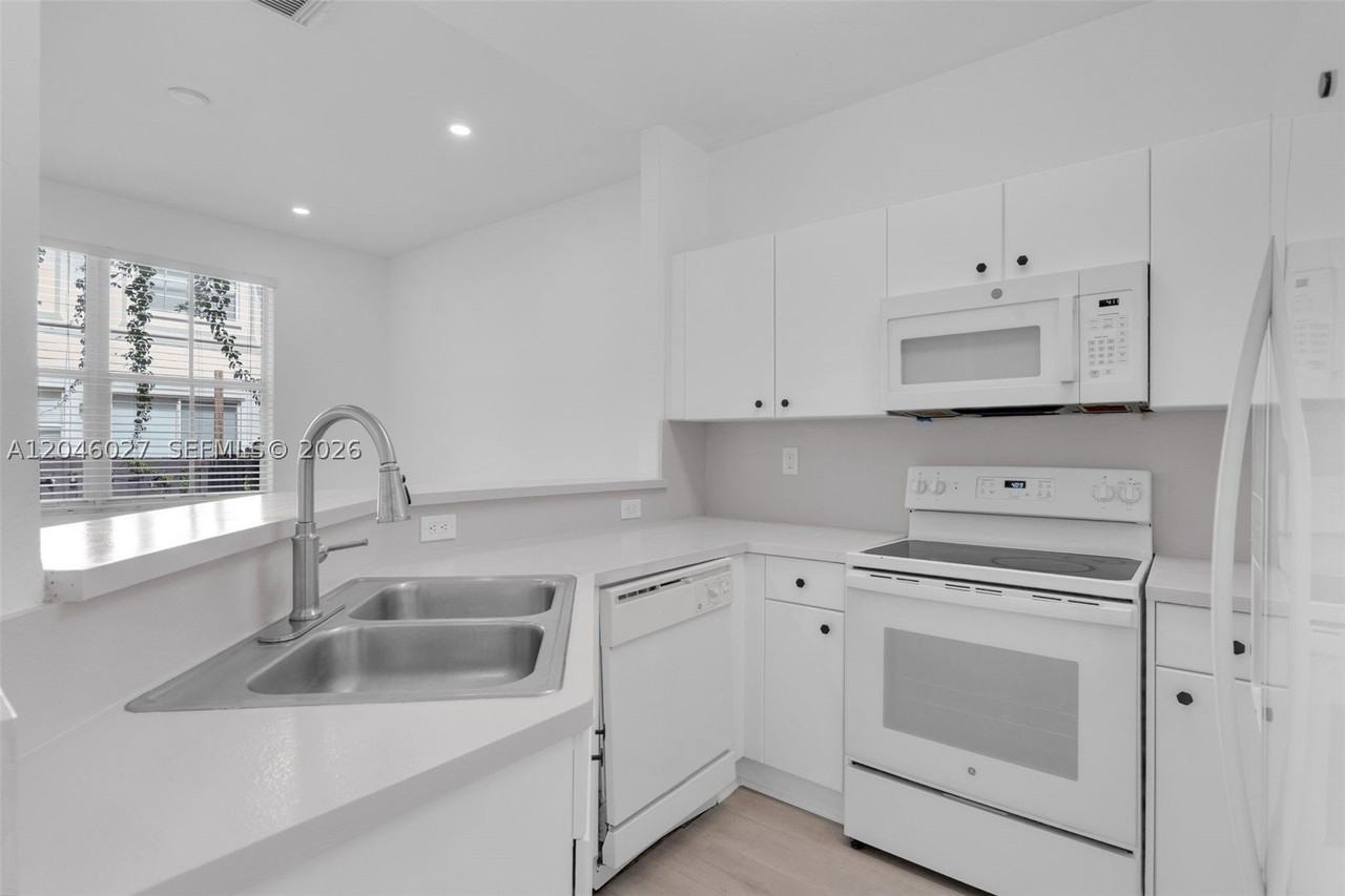 8165 Nw 108th Ave - Photo 5 of 36