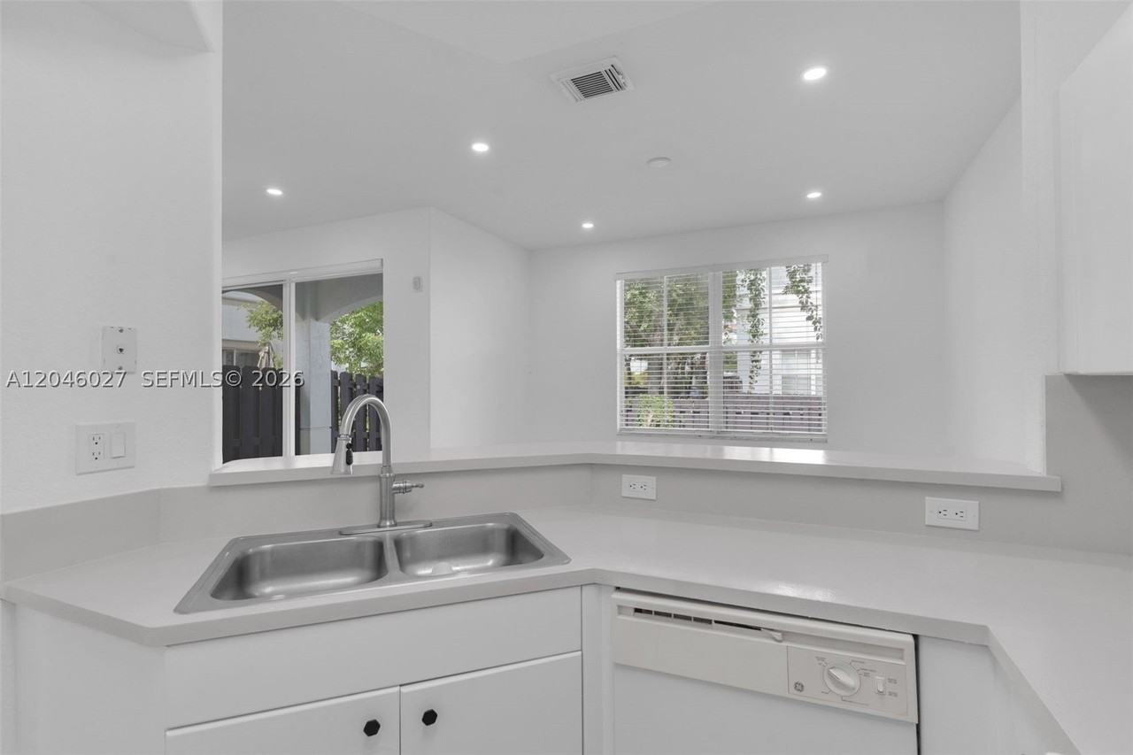 8165 Nw 108th Ave - Photo 6 of 36