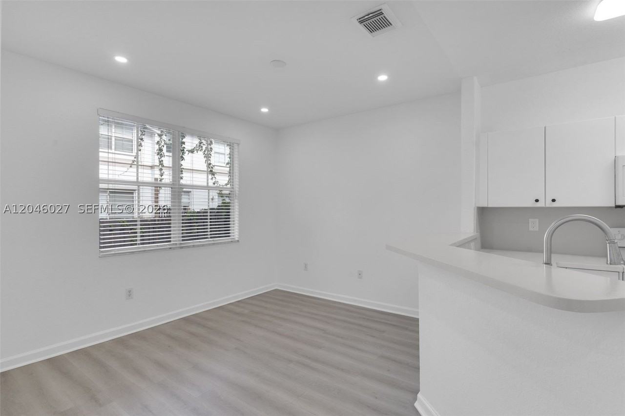 8165 Nw 108th Ave - Photo 7 of 36