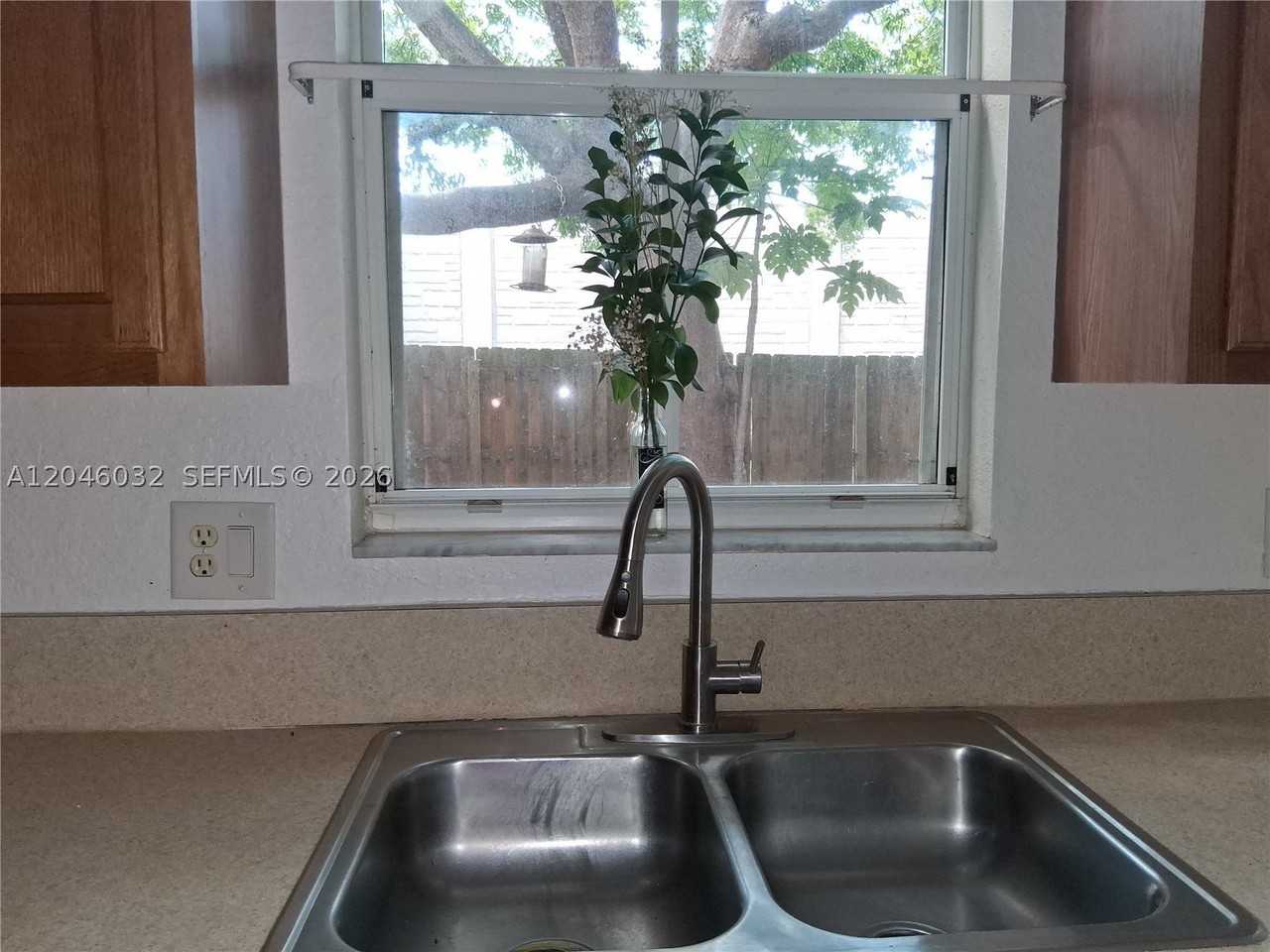 1044 Ne 30th Ave - Photo 7 of 25