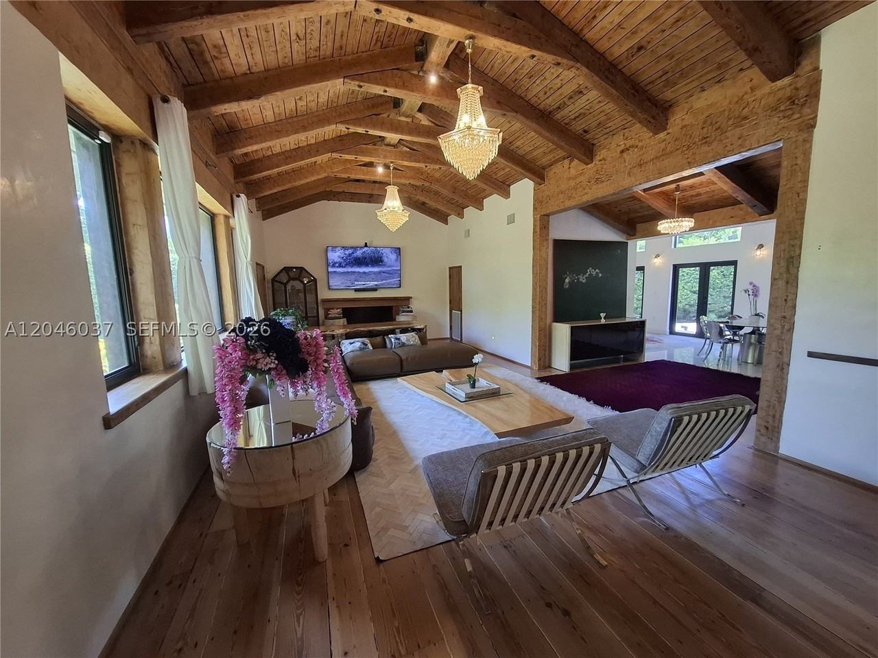 6350 Pinetree Dr - Photo 2 of 18