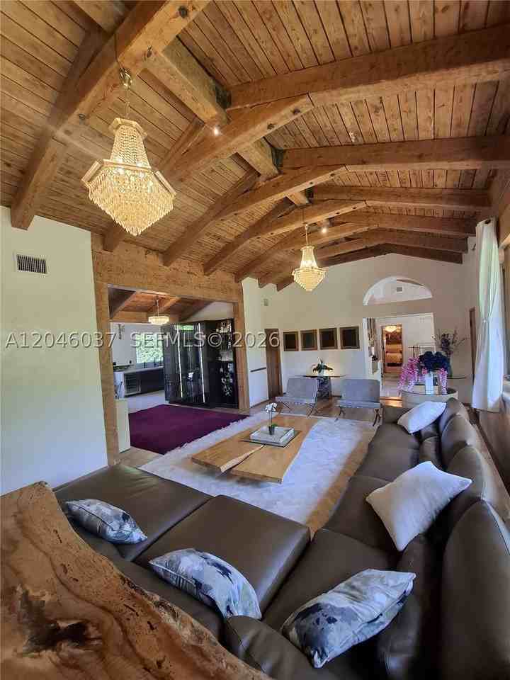 6350 Pinetree Dr - Photo 5 of 18