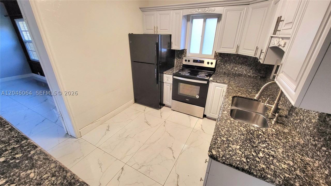 720 Ne 5th St #1-1 - Photo 3 of 27