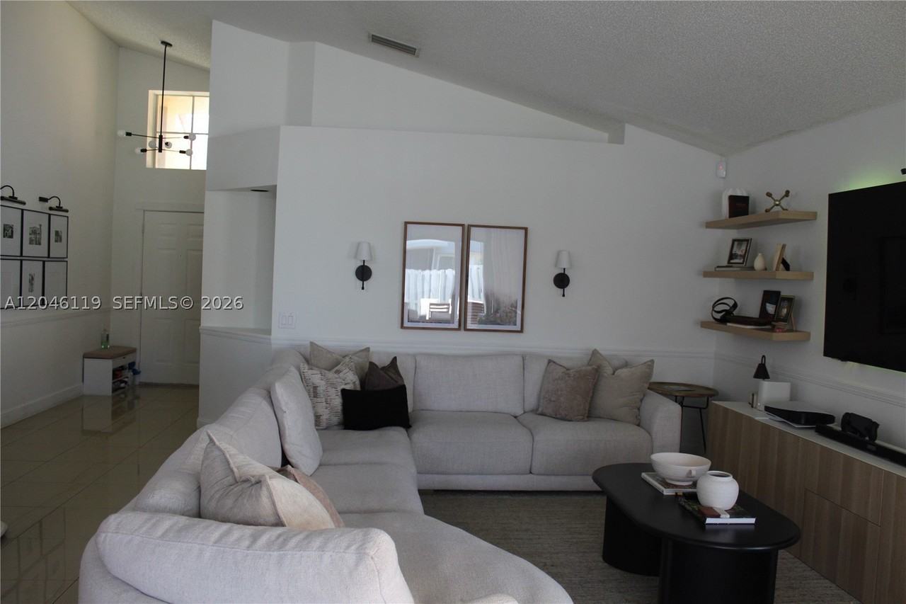 312 Bridgeton Rd - Photo 5 of 13