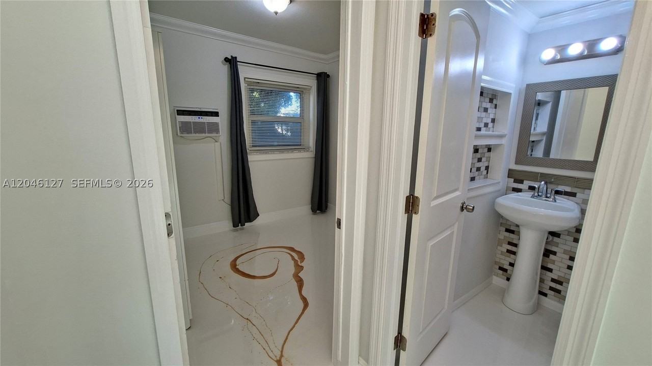 1028 S 62nd Ave #B - Photo 5 of 11