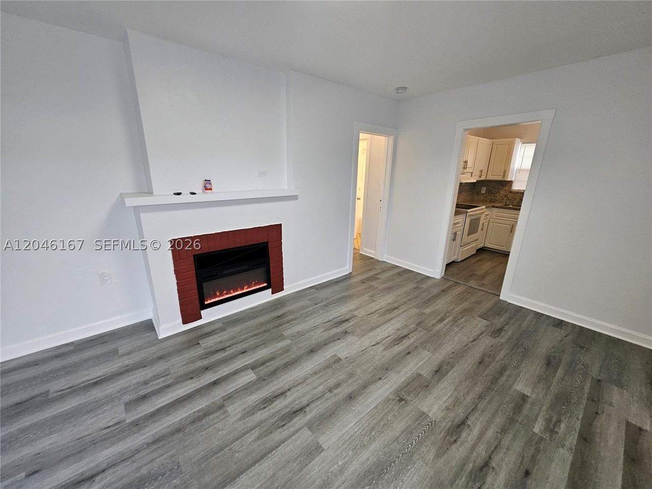 2121 Nw 28th St - Photo 2 of 13