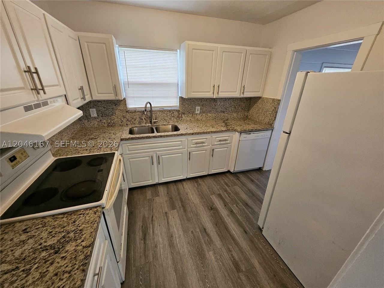 2121 Nw 28th St - Photo 3 of 13