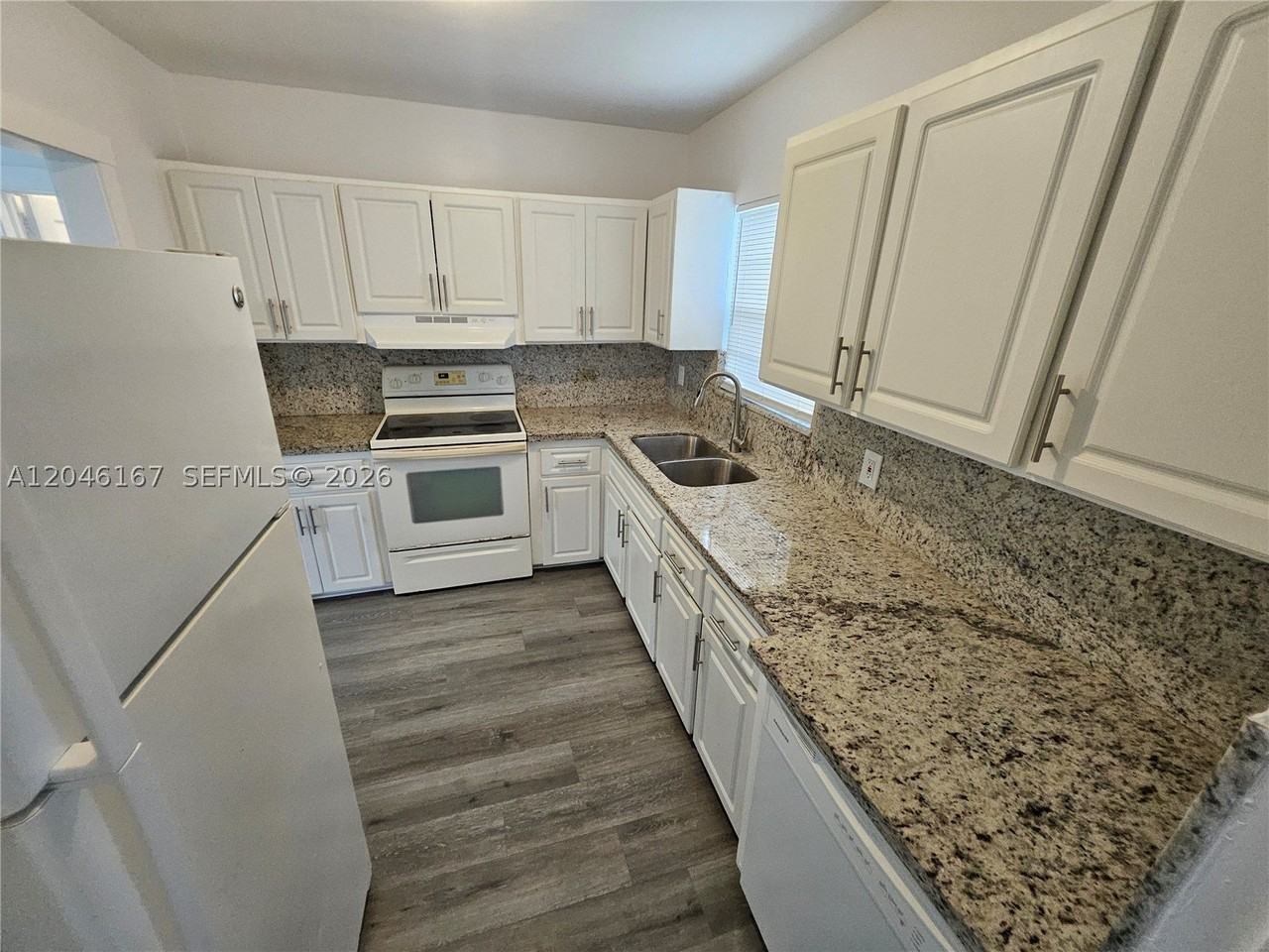 2121 Nw 28th St - Photo 4 of 13