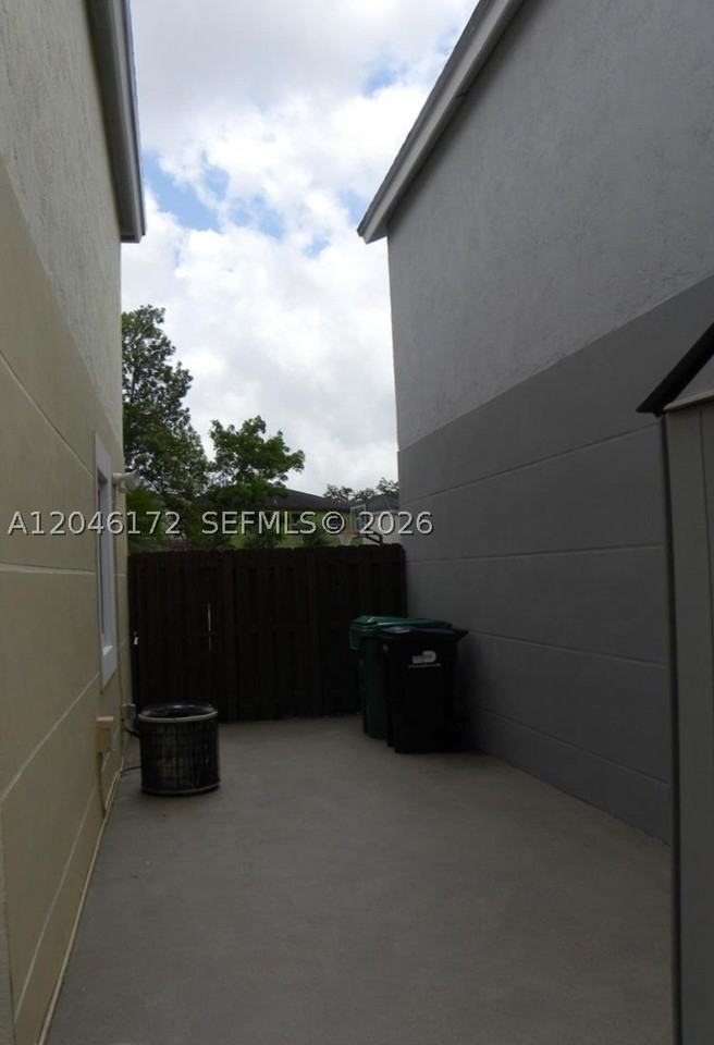 14742 Sw 92nd Street Rd - Photo 5 of 20