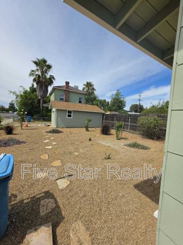 831 8th St - Photo 4 of 20