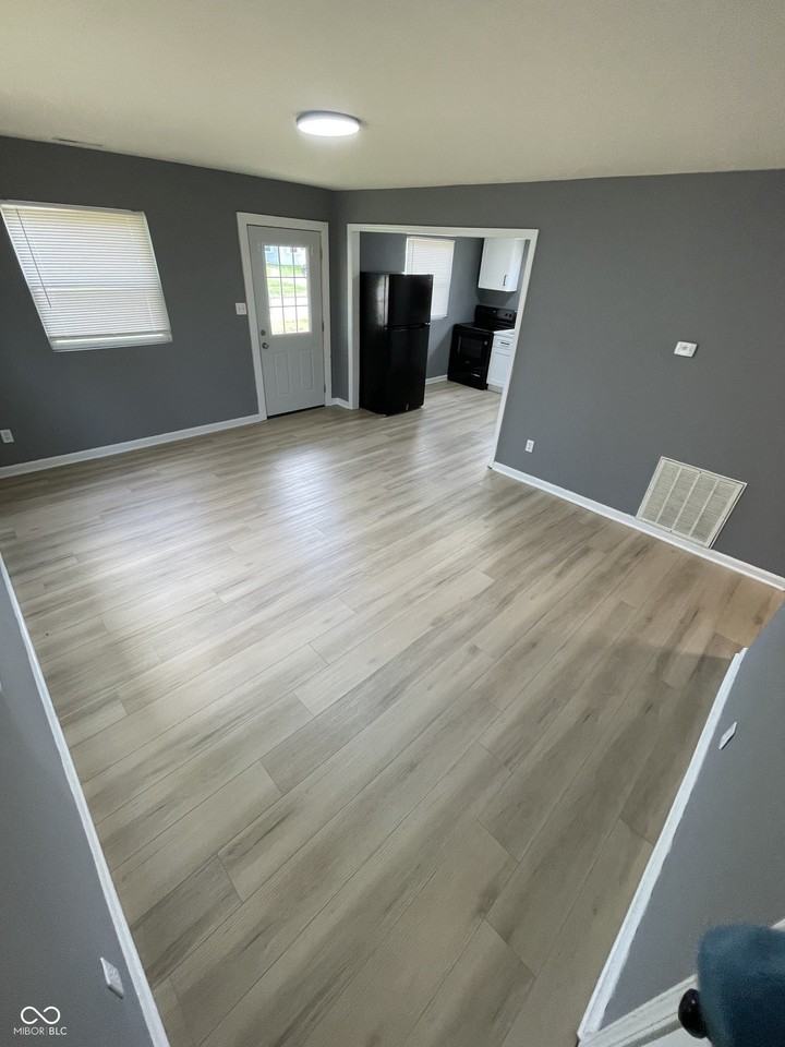 2245 Admiral Dr - Photo 3 of 11