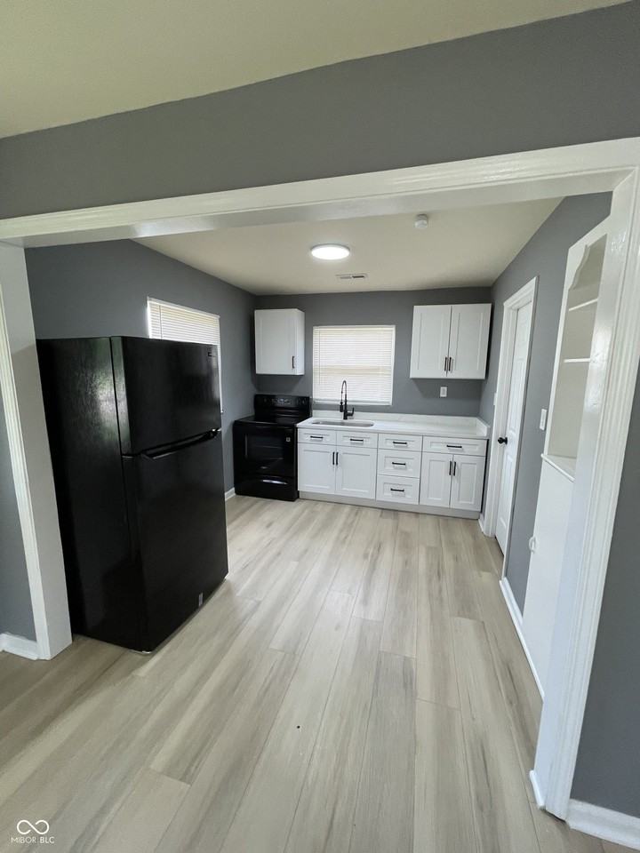 2245 Admiral Dr - Photo 4 of 11