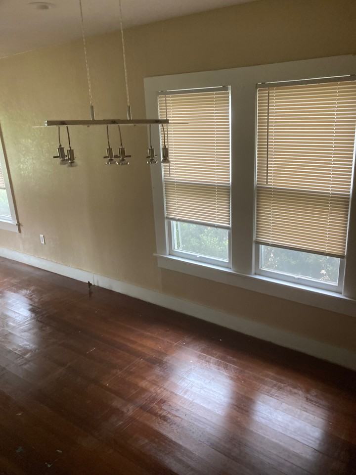800 E 11th St - Photo 2 of 10