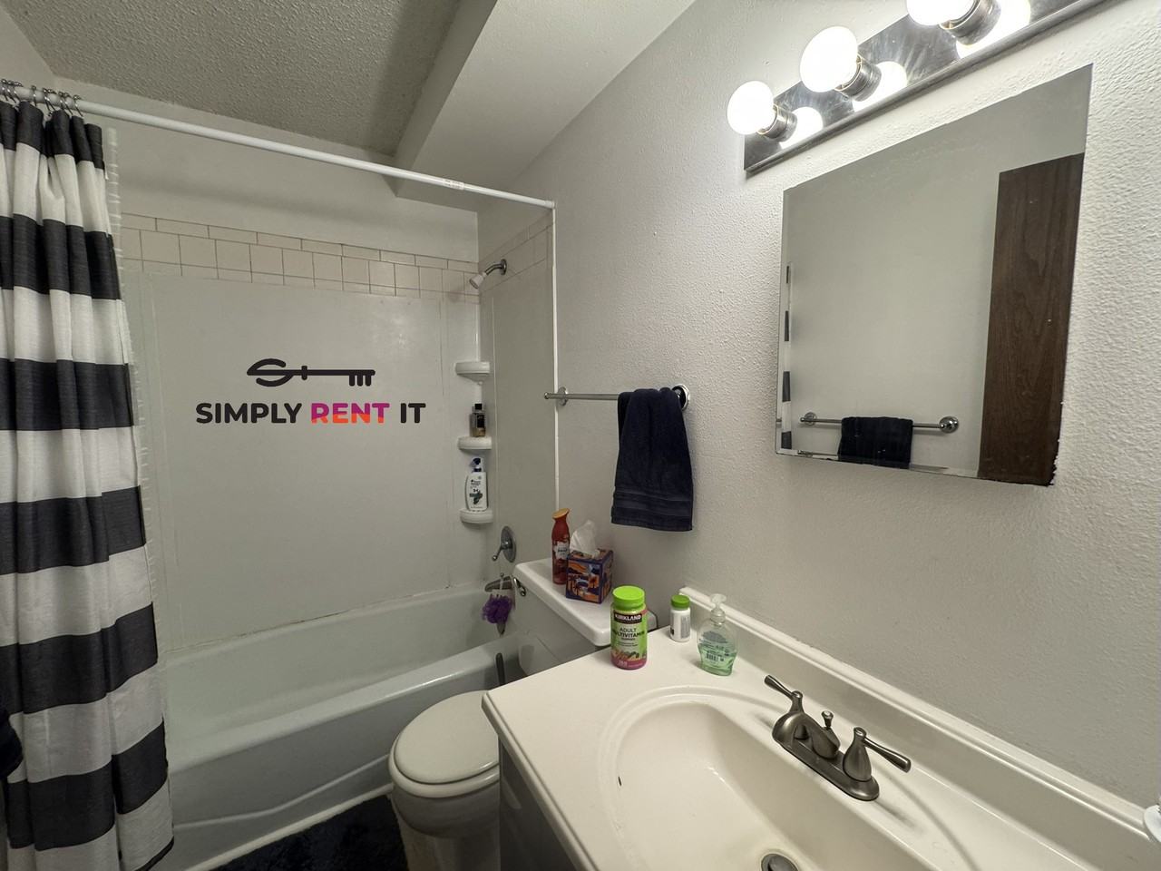 209 E 6th St #104 - Photo 4 of 11