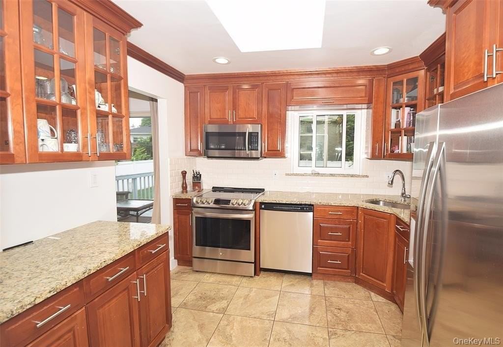 51 Whitman Ave - Photo 7 of 26
