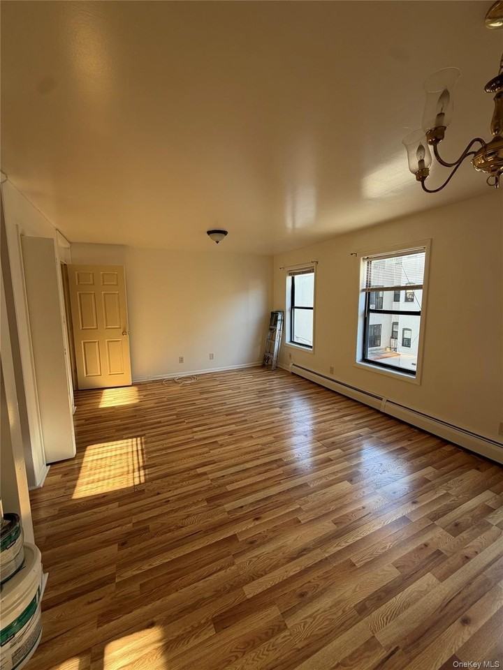 2087 Union St - Photo 2 of 9