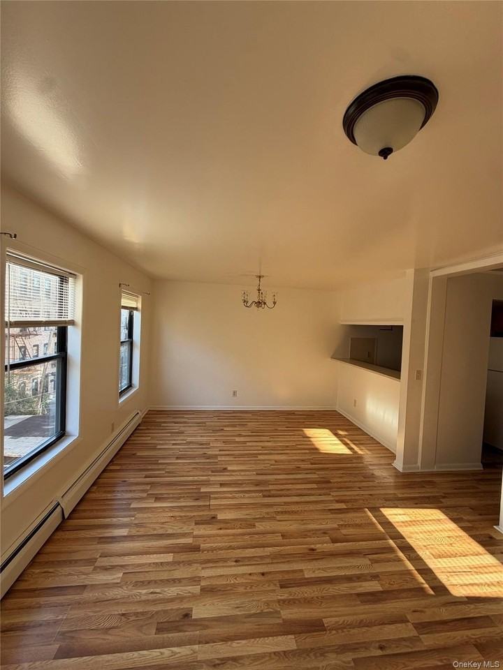 2087 Union St - Photo 3 of 9