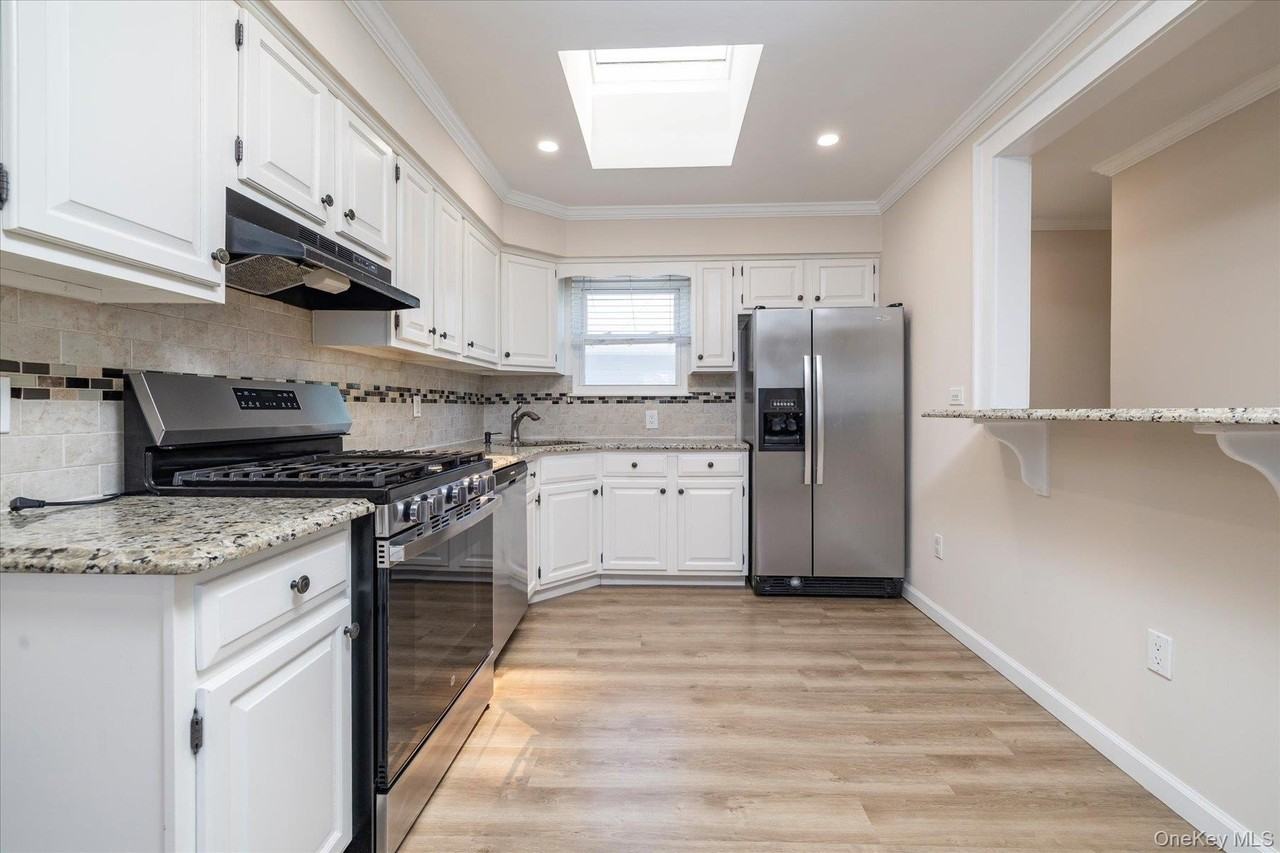449 E Market St - Photo 6 of 24