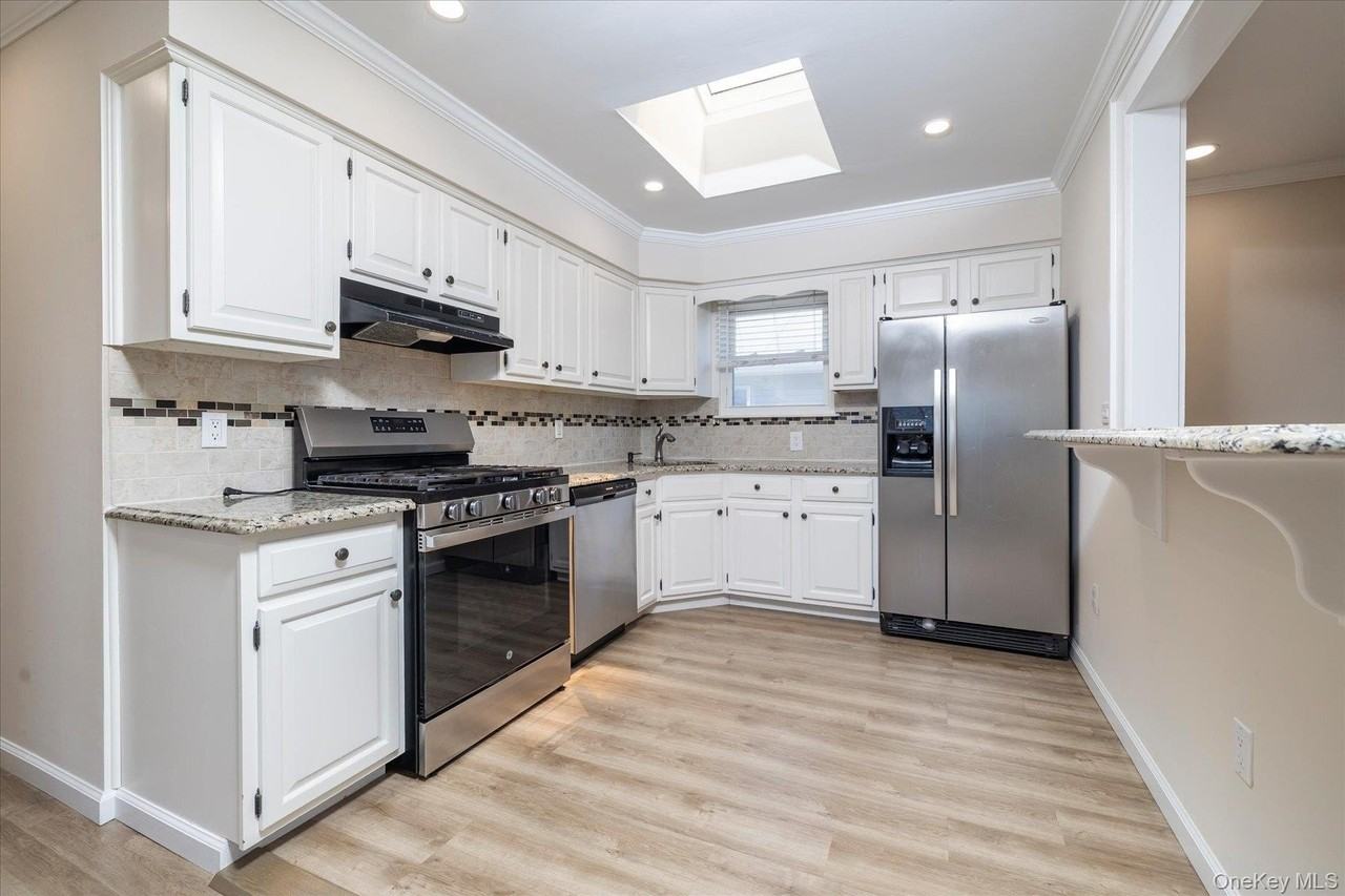449 E Market St - Photo 7 of 24