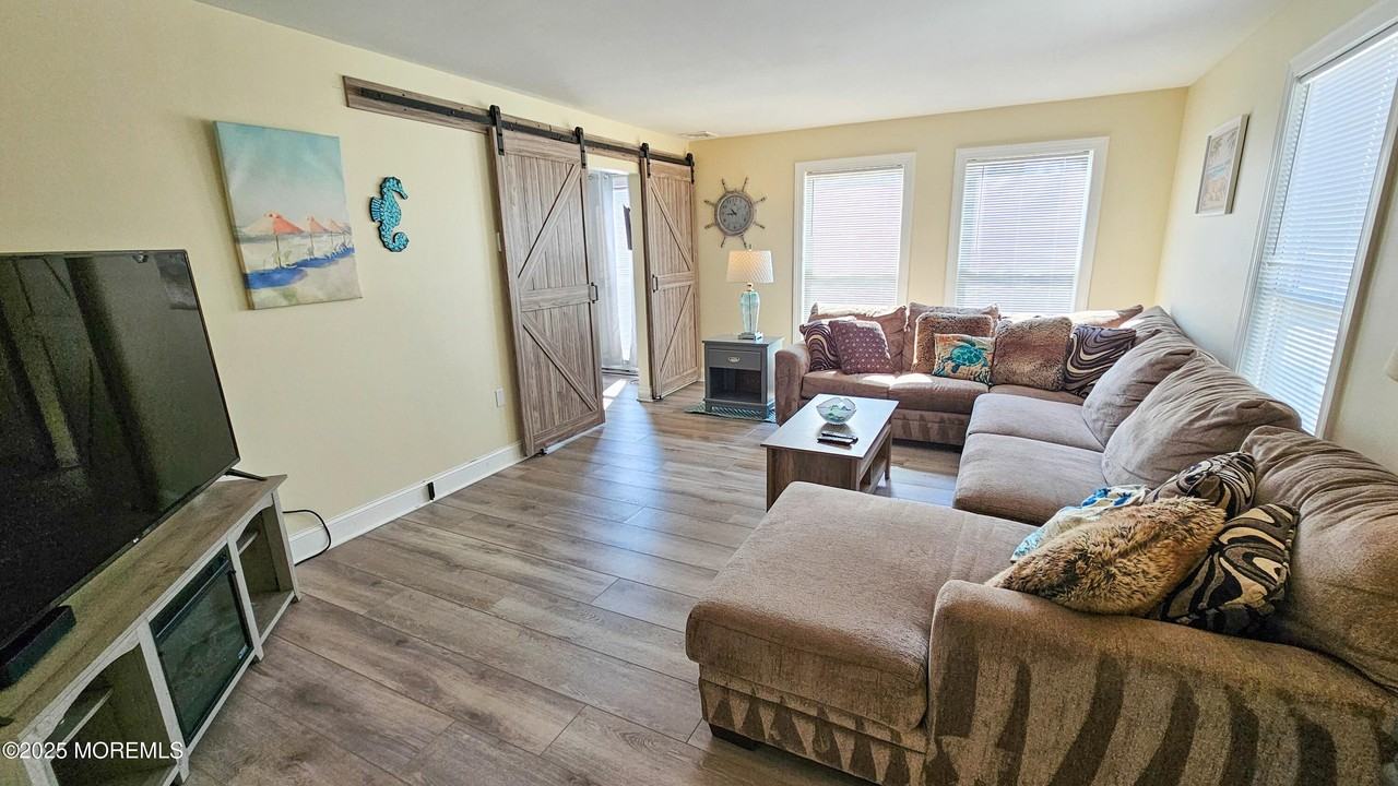 105 Peter Rd - Photo 6 of 35