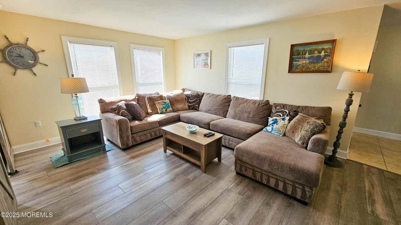 105 Peter Rd - Photo 7 of 35