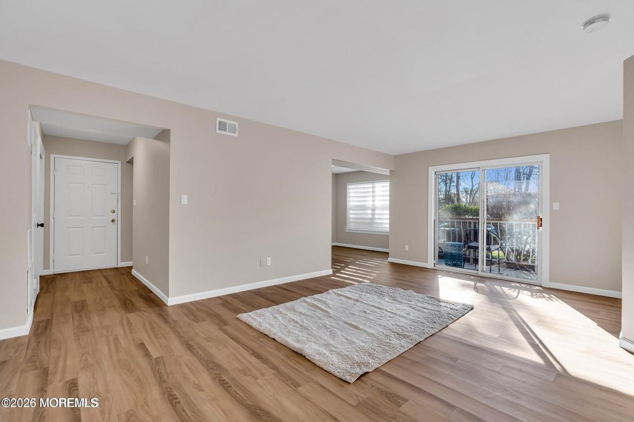 33 Diane Dr - Photo 3 of 16