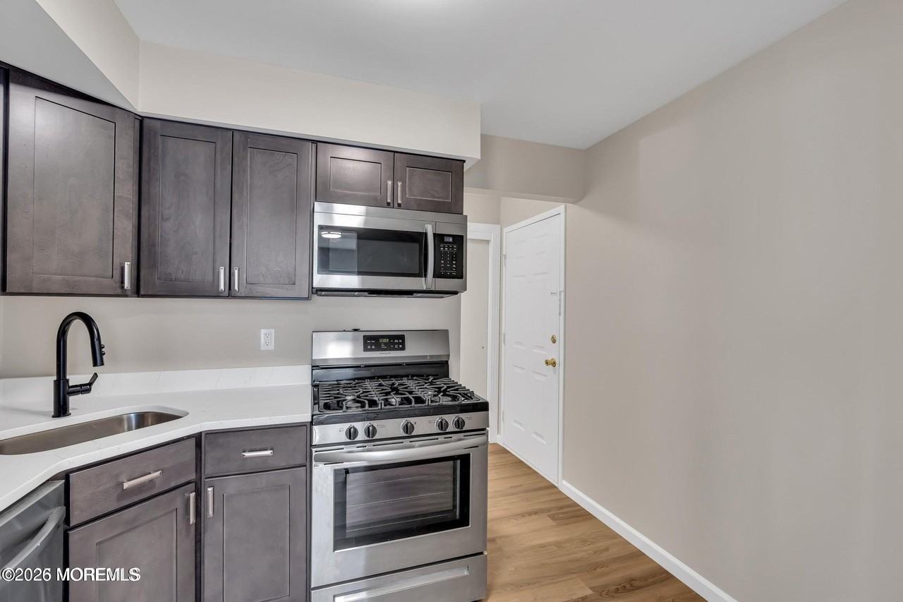 33 Diane Dr - Photo 4 of 16