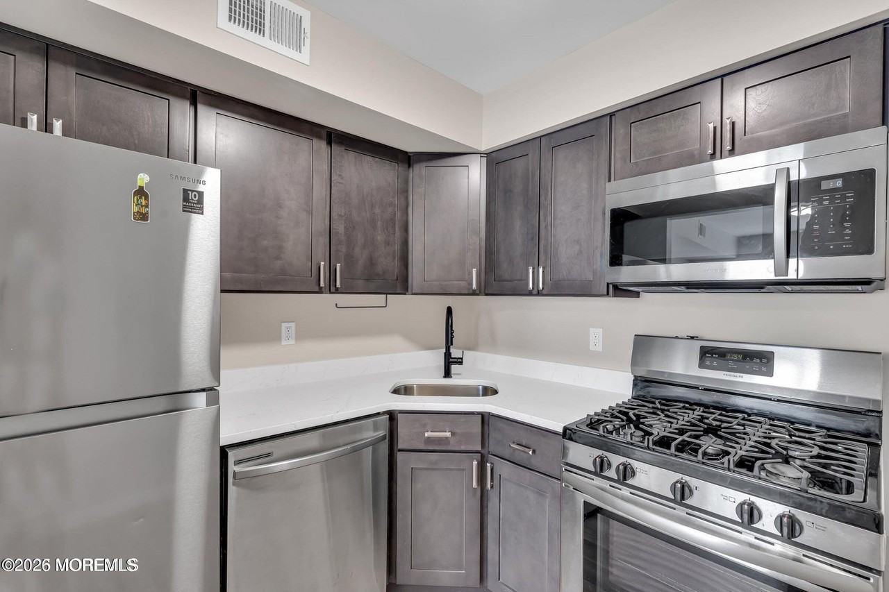 33 Diane Dr - Photo 5 of 16