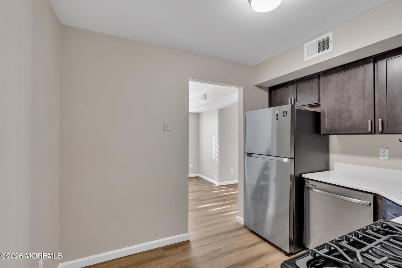 33 Diane Dr - Photo 6 of 16
