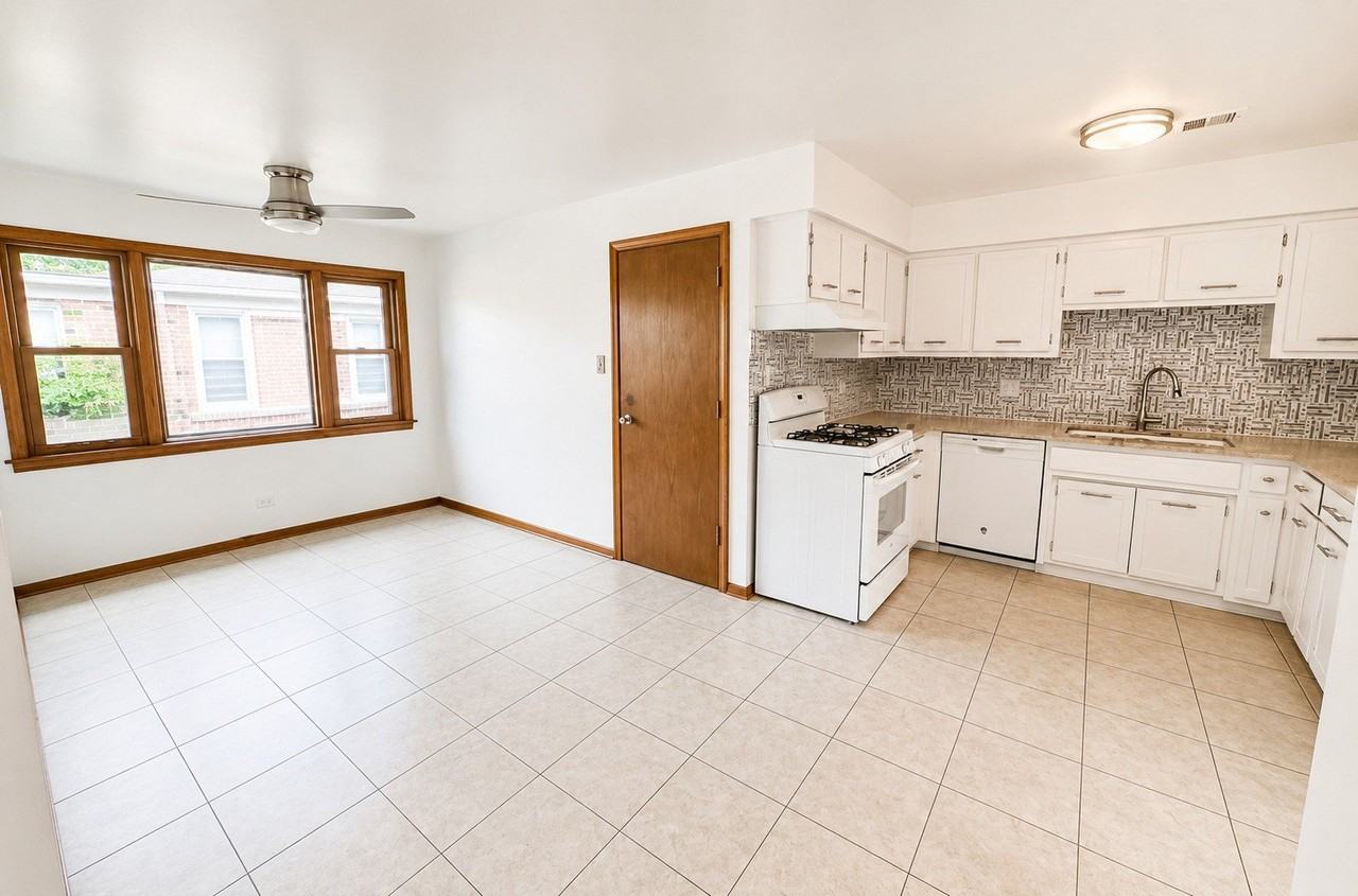 8440 W Windsor Ave #2 - Photo 3 of 9