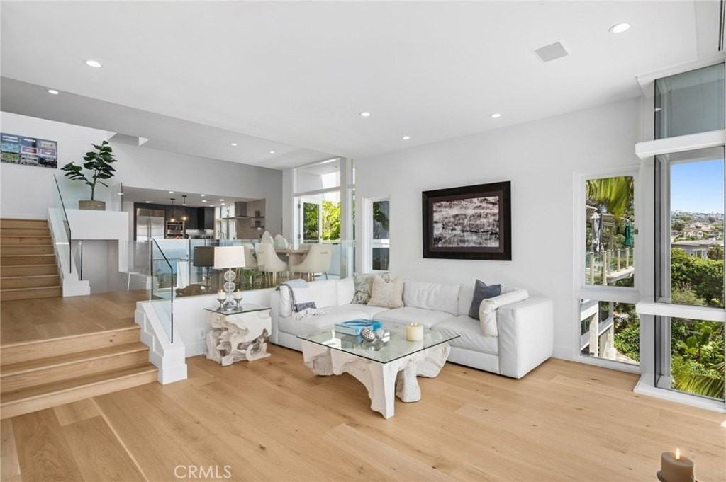 1061 Skyline Dr - Photo 7 of 35