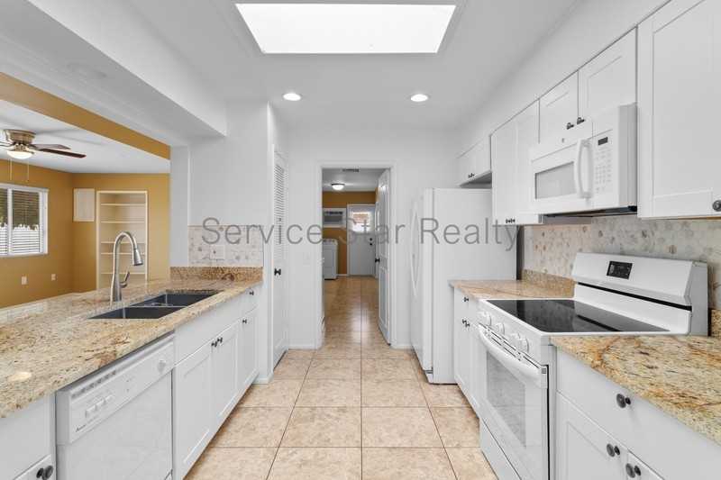 9425 W Rolling Hills Dr - Photo 5 of 23