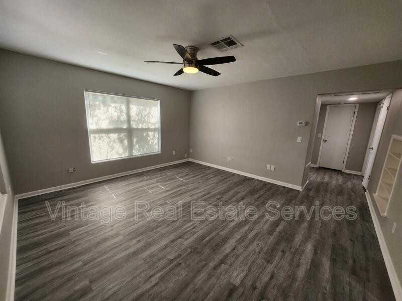 306 S Mercury Ave - Photo 4 of 13