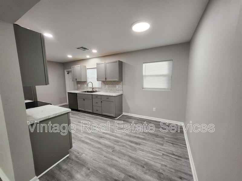 306 S Mercury Ave - Photo 5 of 13