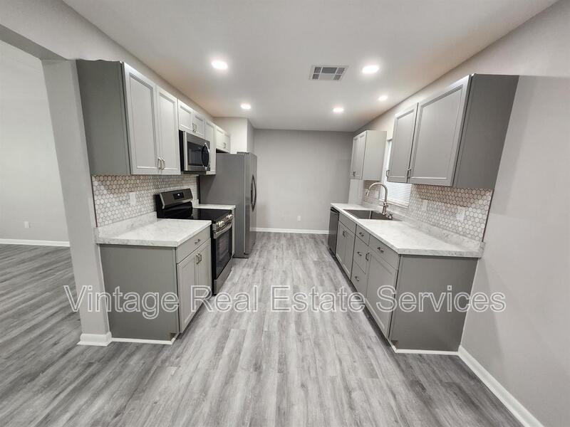 306 S Mercury Ave - Photo 6 of 13