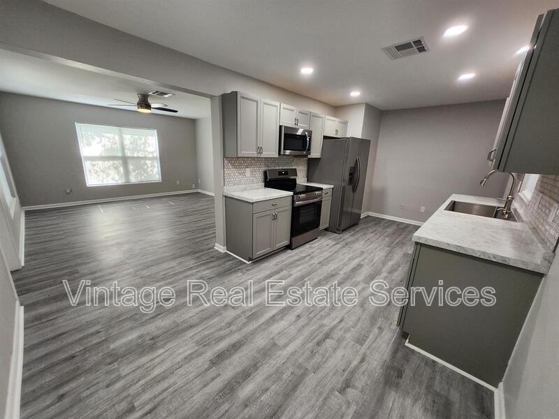 306 S Mercury Ave - Photo 7 of 13