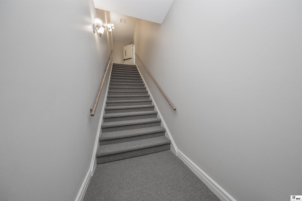 1881 Hudson Cir - Photo 4 of 18