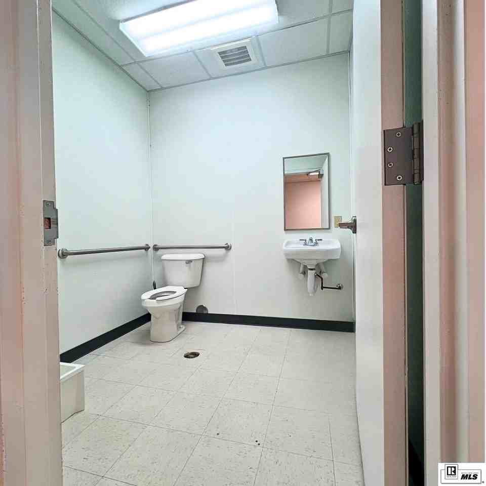 2880 Louisville Ave - Photo 5 of 11