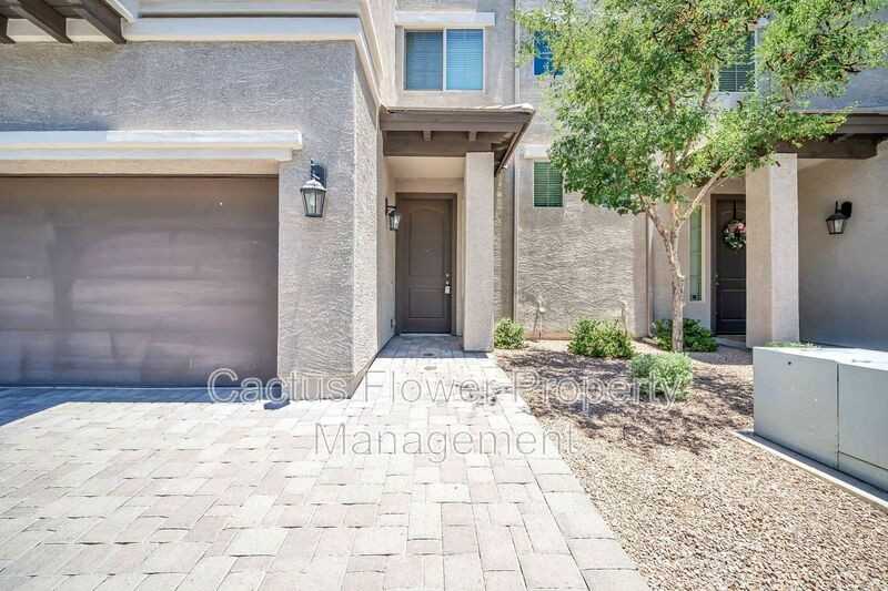 3067 N 33rd Pl - Photo 3 of 50