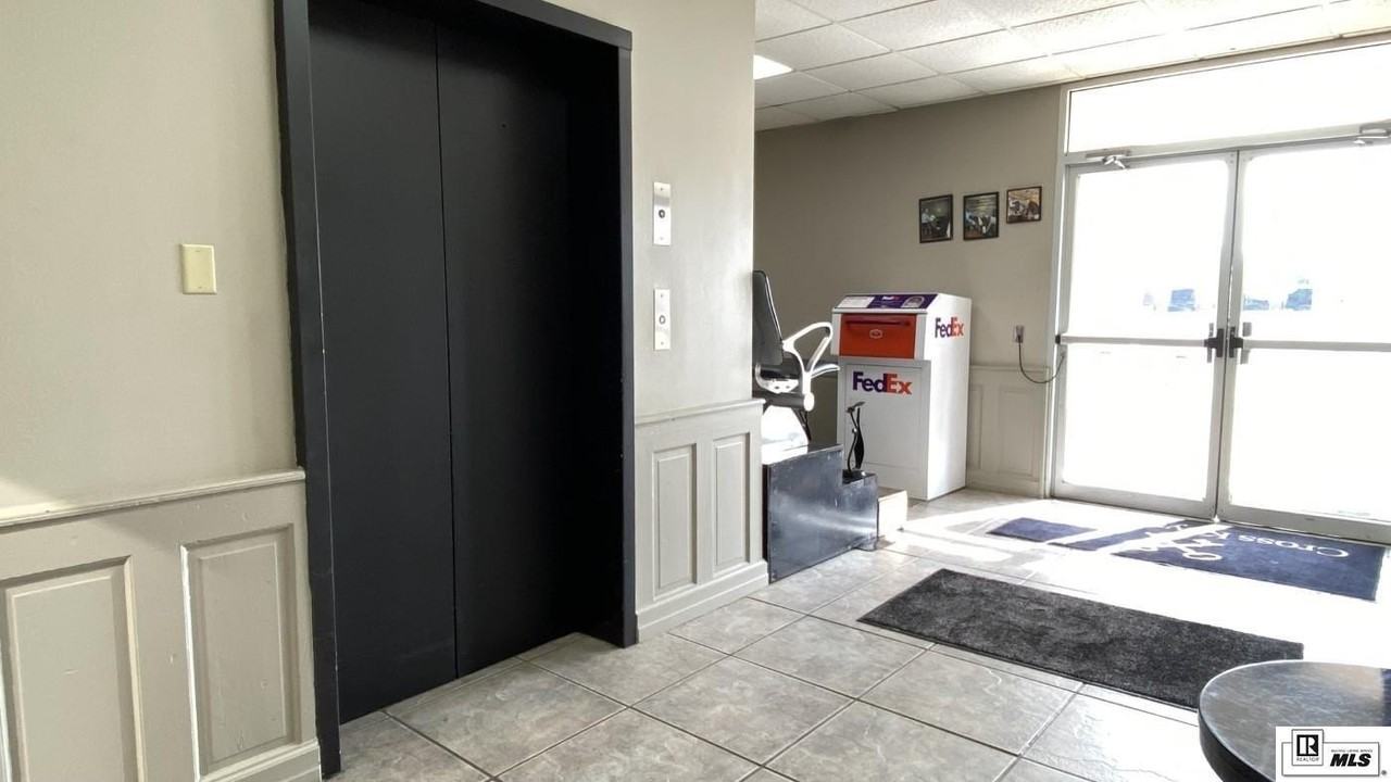 1401 Hudson Ln - Photo 7 of 15
