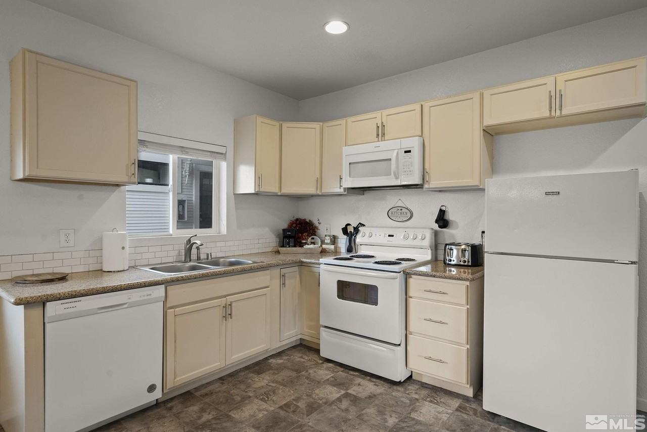 121 Caliente St - Photo 6 of 11