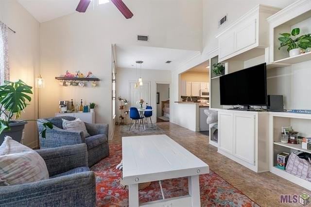 710 E Boyd Dr #305 - Photo 2 of 15