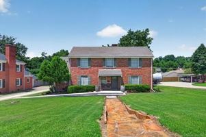 featured image of 1525 Hillcrest Dr