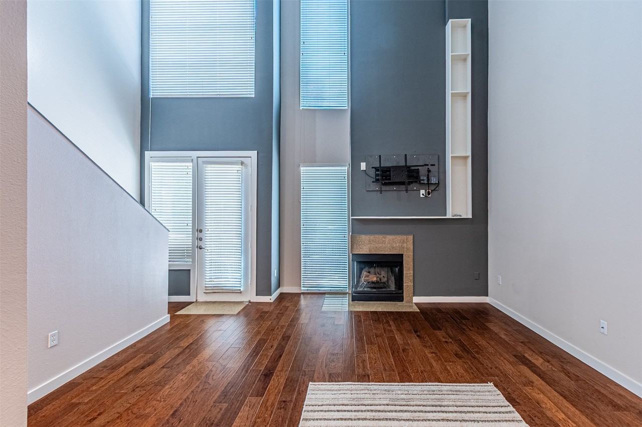 6927 Sumner St - Photo 4 of 25