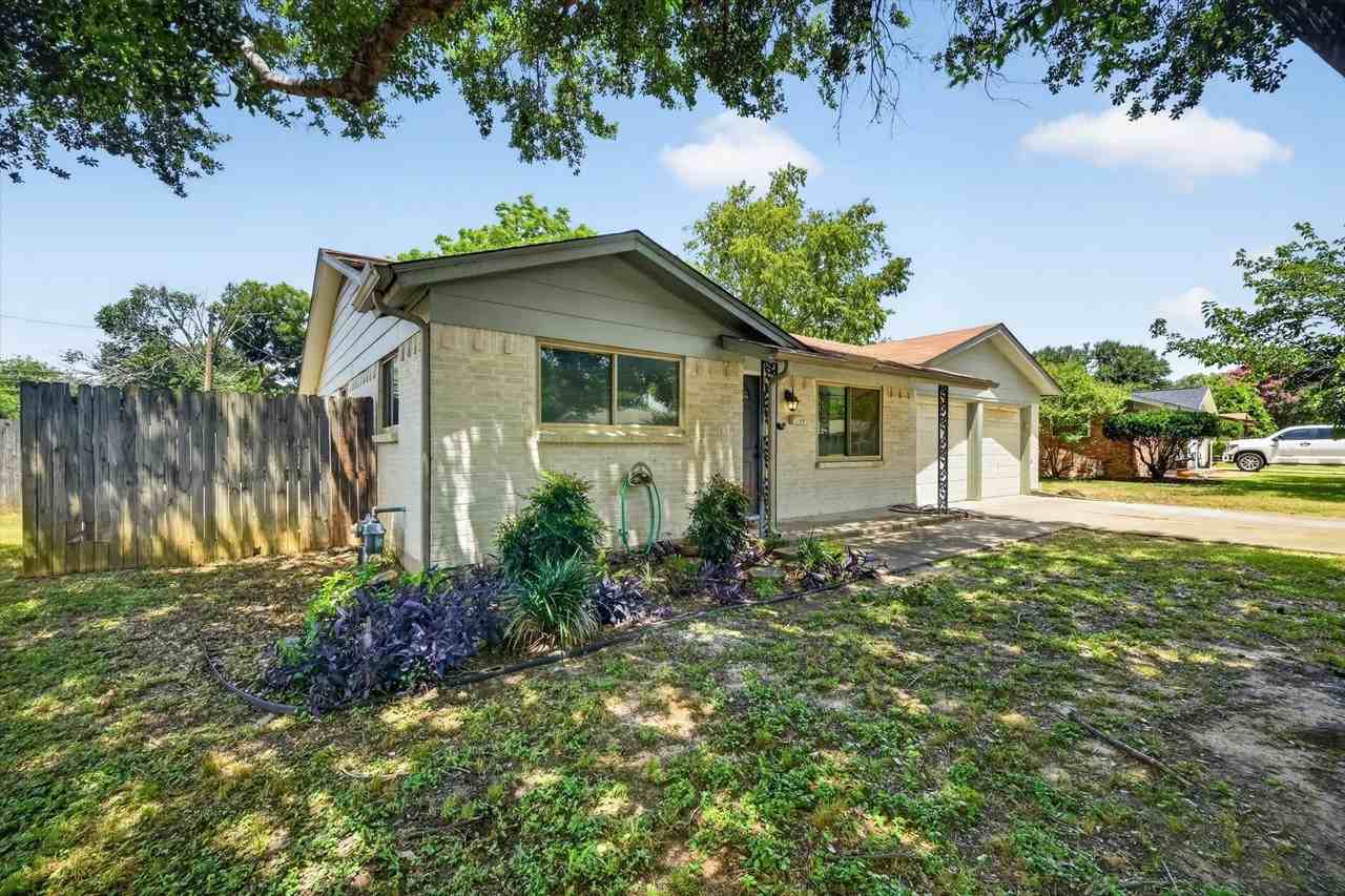 913 Russell Ln - Photo 2 of 30