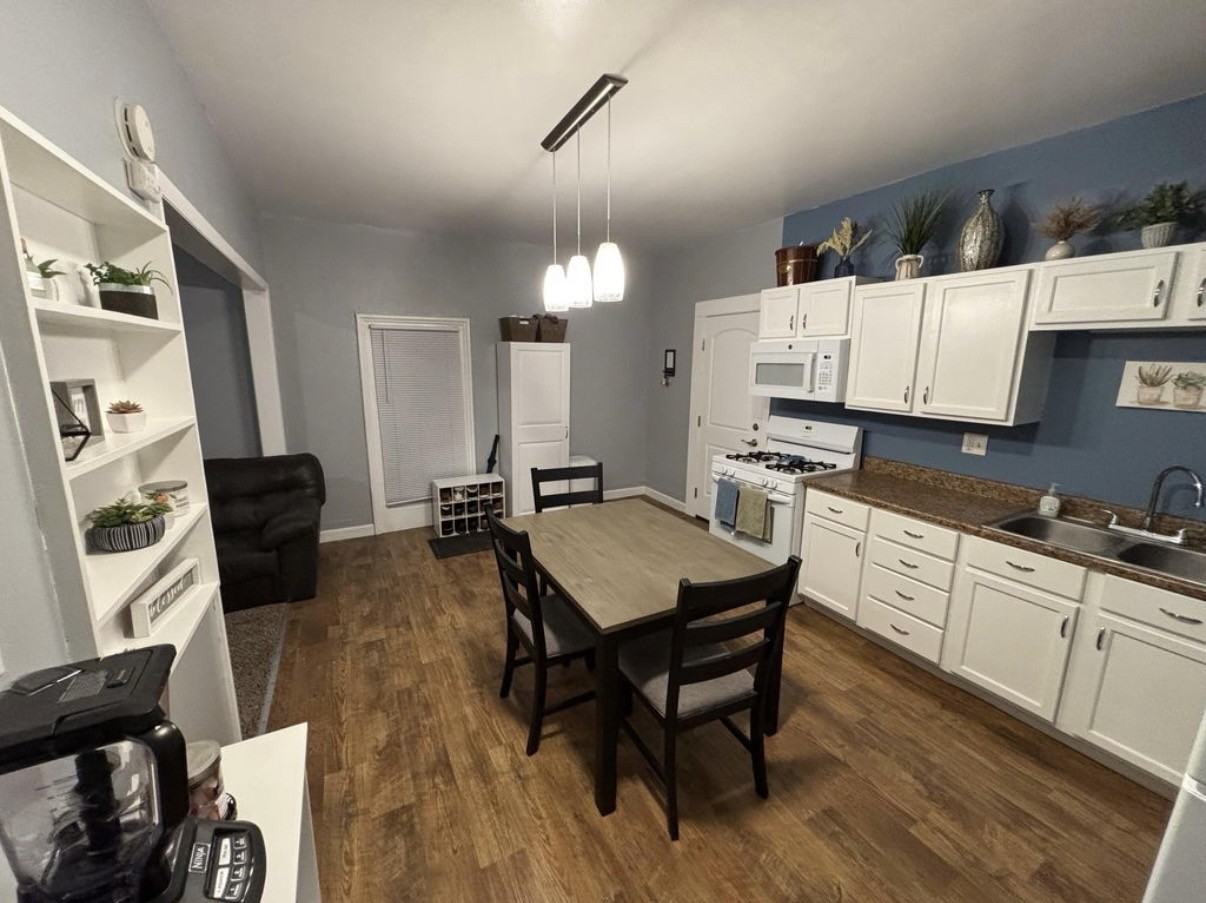 112 S Stewart Ave - Photo 4 of 10